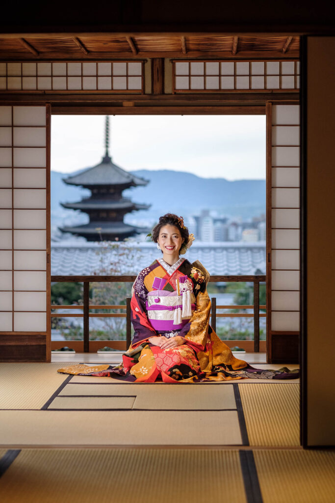 京都の料亭「京大和」の結婚式で、送陽亭に座る引振袖姿の新婦様。