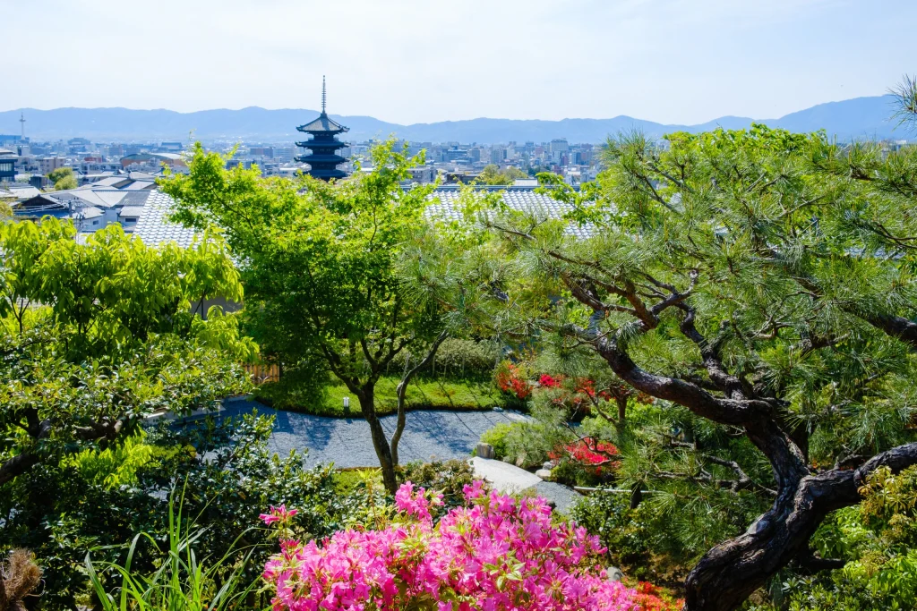 京都の料亭京大和の庭園の緑越しに眺める八坂の塔や京都の町並み